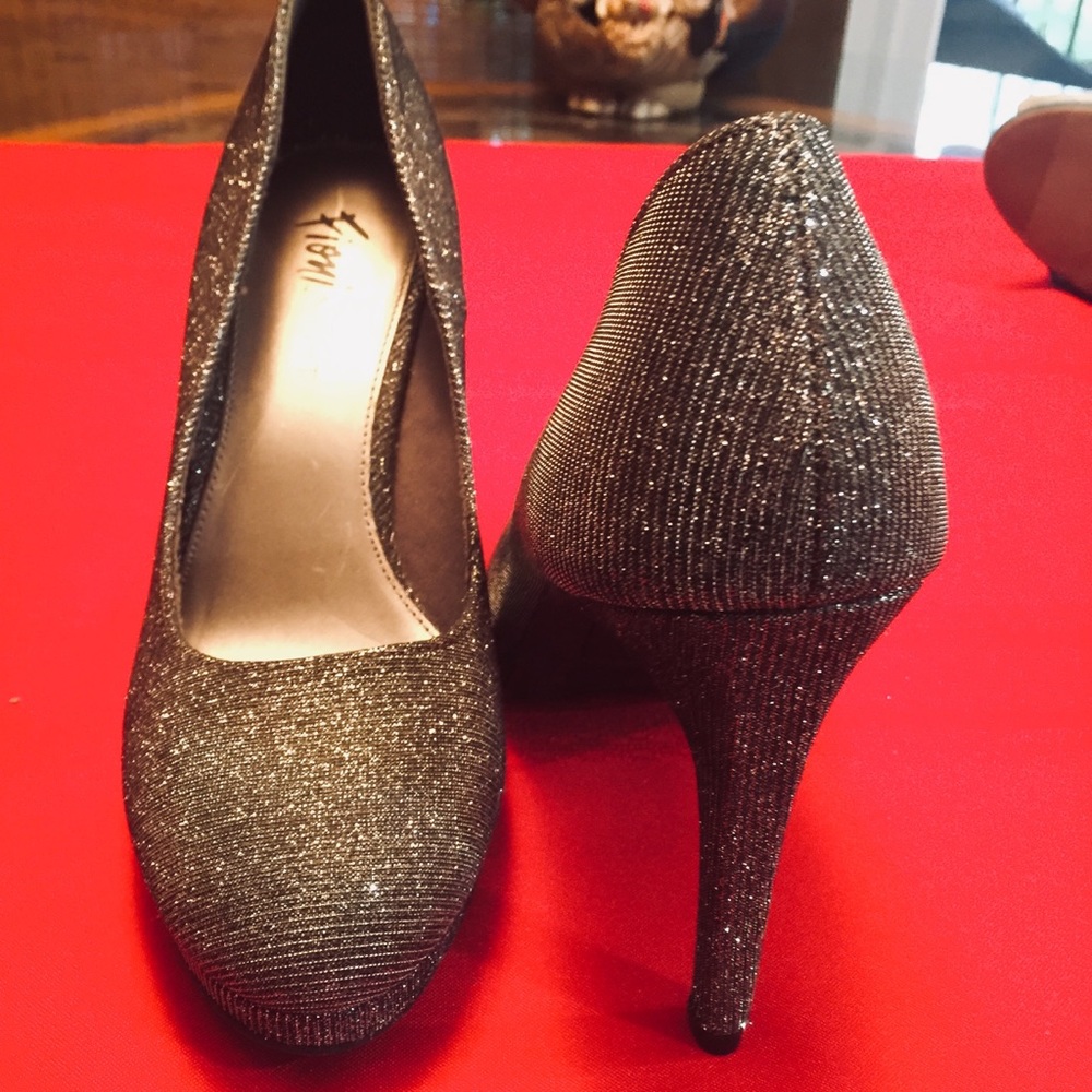 Shoes - Picture 3 of 4